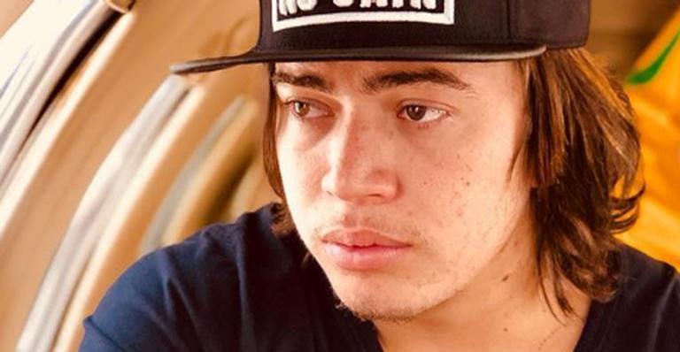 Whindersson Nunes posa com seis ventiladores e diverte fãs: ”Acabou com o estoque da cidade”