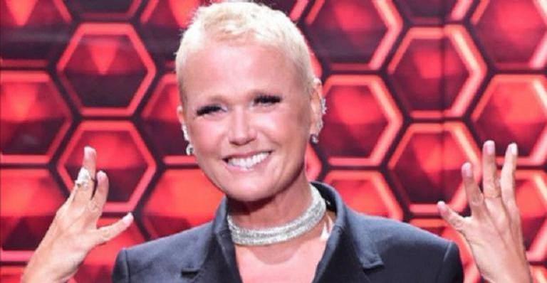 Xuxa surge sem sutiã e rouba a cena em desfile no Rio de Janeiro