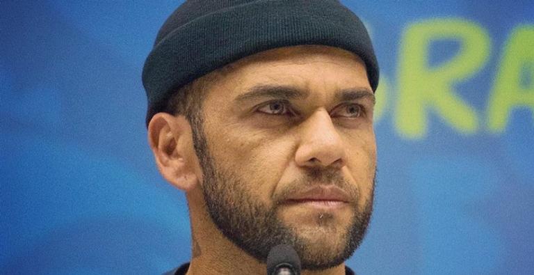 Daniel Alves posta foto com o cantor Roberto Carlos e se emociona: ”Que honra poder te encontrar”