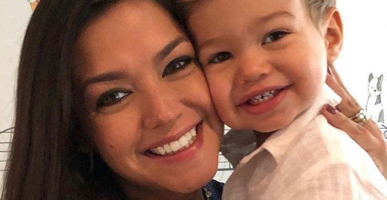 Thais Fersoza se derrete ao flagrar Teodoro lendo livros sozinho: ”Desde bem pequeninino faz isso”