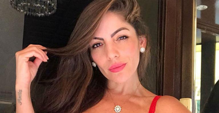 Ex-BBB Anamara deixa fãs babando com foto sexy de maiô decotado