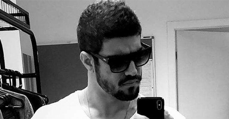 Caio Castro faz pose na web e fãs reagem: ”Inveja da Grazi”