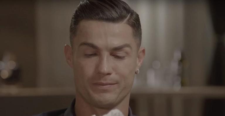 Cristiano Ronaldo se emociona ao relembrar morte do pai: ”Inaceitável”