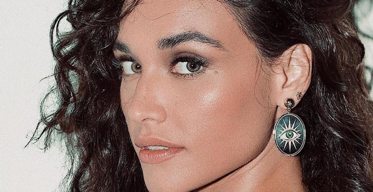Débora Nascimento posa nua e surpreende seguidores com bumbum durinho: ”Pode enquadrar”