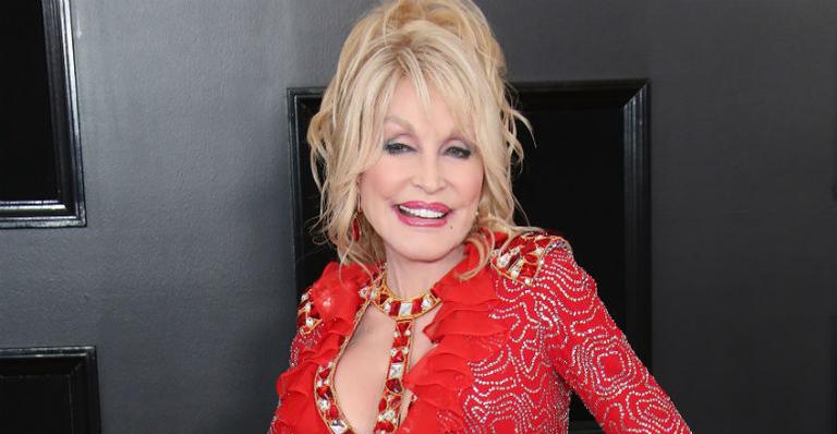 Dolly Parton revela que seu cachorro a salvou de uma tentativa de suicídio