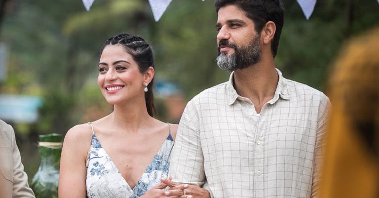 Juntos na vida real, Carol Castro e Bruno Cabrerizo se casam em ‘Órfãos da Terra’