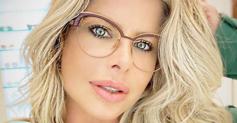 Karina Bacchi posta foto de biquíni e encanta seguidores: ”Sereia”