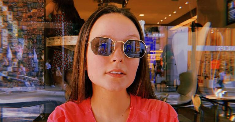 De cara lavada, Larissa Manoela aproveita o fim do domingo e deixa mensagem para os fãs