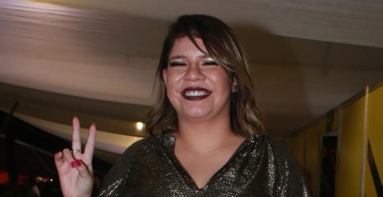 Grávida, Marilia Mendonça exibe barriguinha em um look brilhante