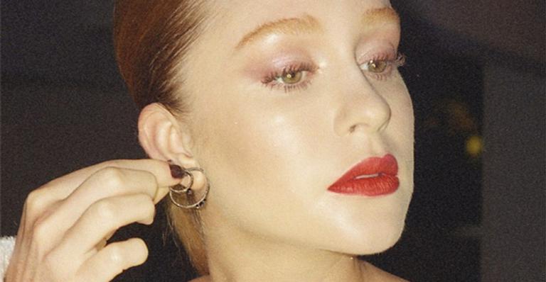 Marina Ruy Barbosa mostra decote só de roupão em clique ousado na web