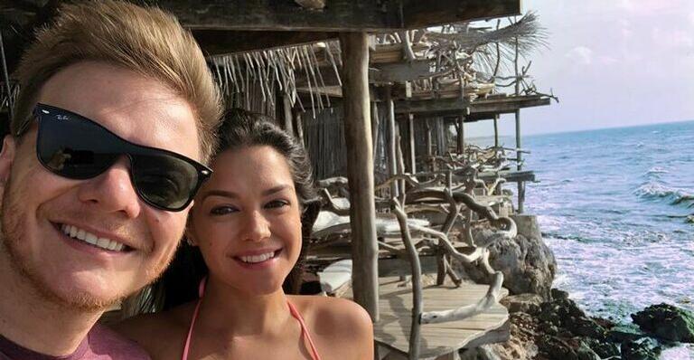 Em momento com a família, Michel Teló é visto pegando no bumbum de Thais Fersoza