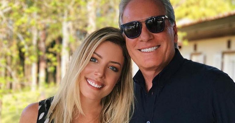 Roberto Justus posa com as netinhas gêmeas, Chiara e Sienna: ”Vovô coruja”