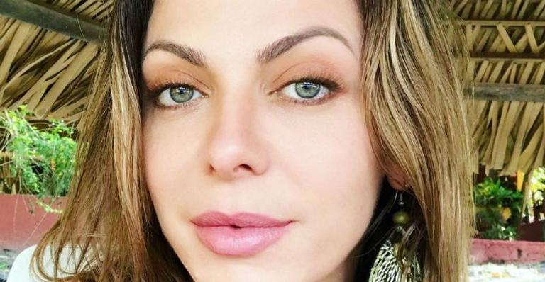 Sheila Mello surge de biquíni de fita adesiva e deixa fãs babando