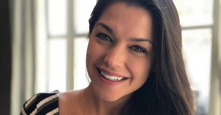 Thais Fersoza surge toda natural com make para o programa ‘Mais Você’