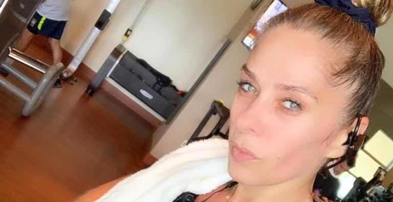 Em terras britânicas, Adriane Galisteu malha ao lado do maridão e arranca elogios: ”Casal lindo”