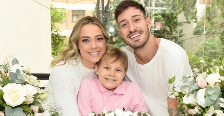Dois dias após o nascimento, Carol Dantas deixa a maternidade com o filho, Valentin
