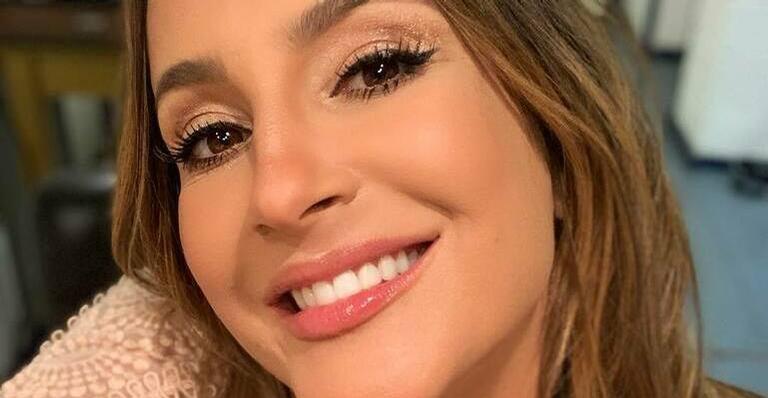 Claudia Leitte encanta ao compartilhar momento íntimo amamentando a filha