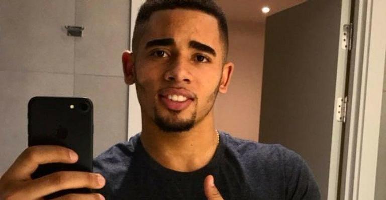 Jogador Gabriel Jesus se derrete pela namorada nas redes sociais