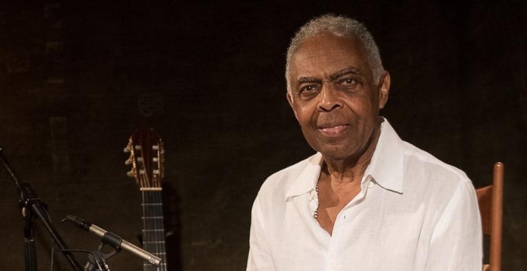 Gilberto Gil surge cantando com a netinha, Flor Gil, e arranca suspiros dos fãs: ”Afinadíssima”