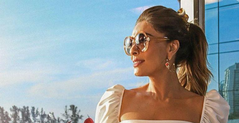 Em São Paulo, Juliana Paes posa plena com xícara na mão e dispara: ”Que comecem os trabalhos”