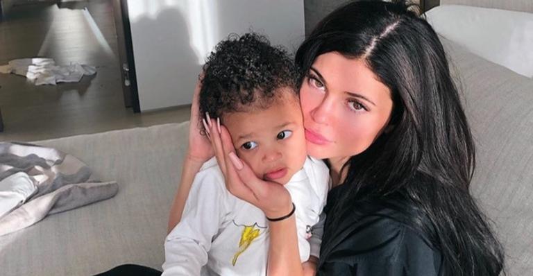 Stormi Webster, filha de Kylie Jenner, explode fofurômetro em vídeo sorridente