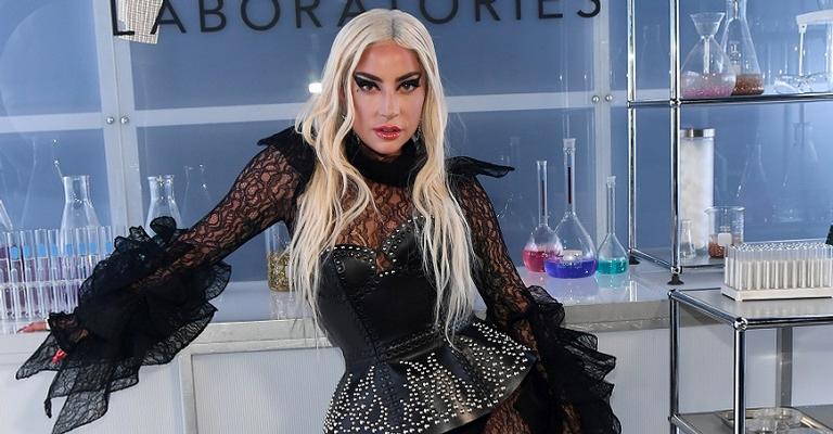 Lady Gaga finalmente lança sua marca de maquiagem e fãs celebram