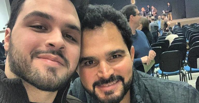 Luciano Camargo surpreende em clique de comparação com o filho, Nathan: ”Cara crachá”