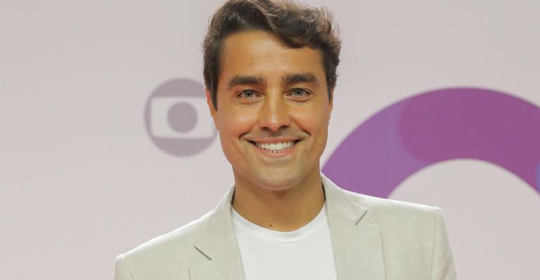 Ricardo Pereira ostenta abdômen malhado ao lado da esposa