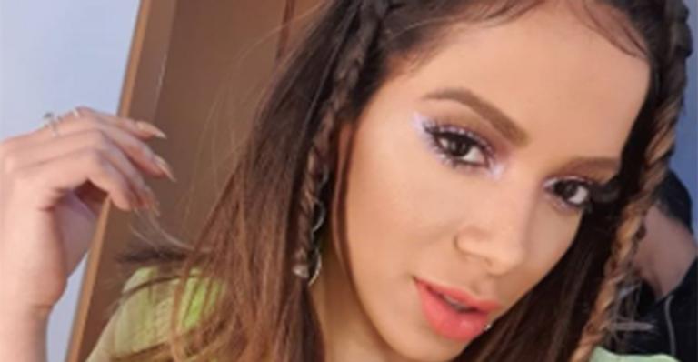 Anitta usa calcinha micro na TV e dispara: ”Periquito vai fugir”