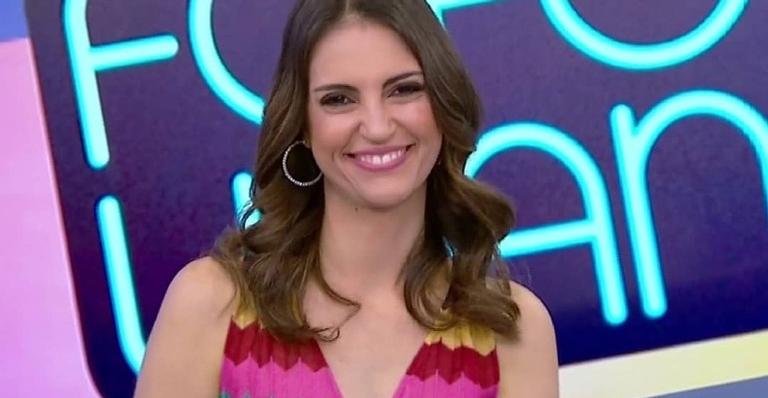 Chris Flores arrasa em estreia no ‘Fofocalizando’ e recebe chuva de elogios na web: ”Deixa só ela”
