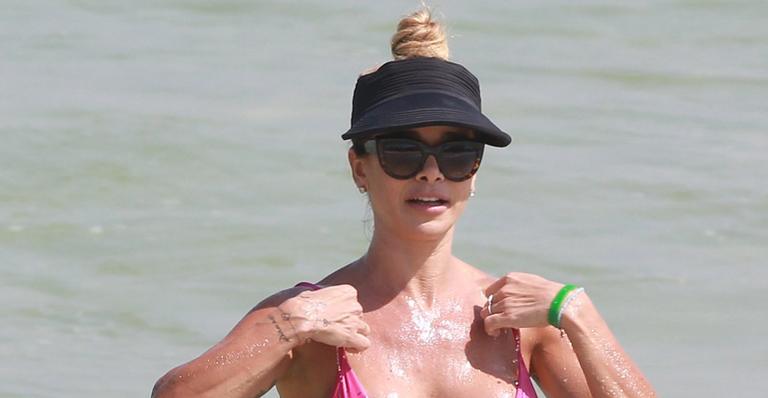 Aos 43 anos, Dany Bananinha exibe corpão em dia de praia e impressiona