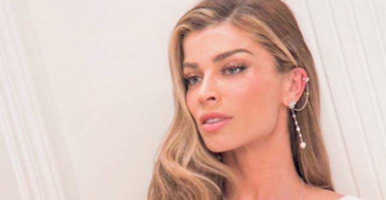 Grazi Massafera sensualiza de vestido decotado e fãs brincam: ”Pleniane”
