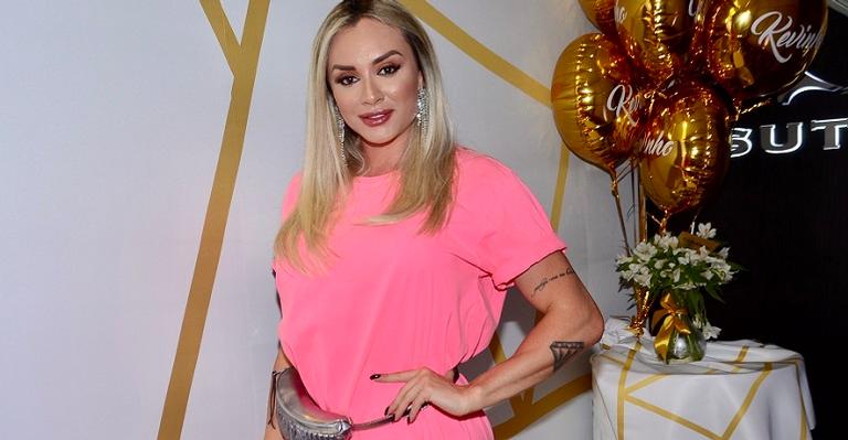 Despojada, Juju Salimeni exibe curvas em look inusitado em festa do Kevinho