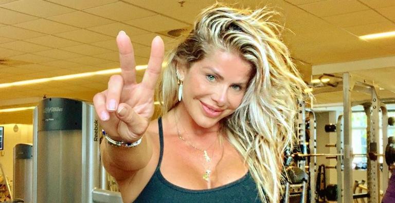 Karina Bacchi encanta os seguidores ao posar ao lado da mãe e do filho, Enrico Bacchi