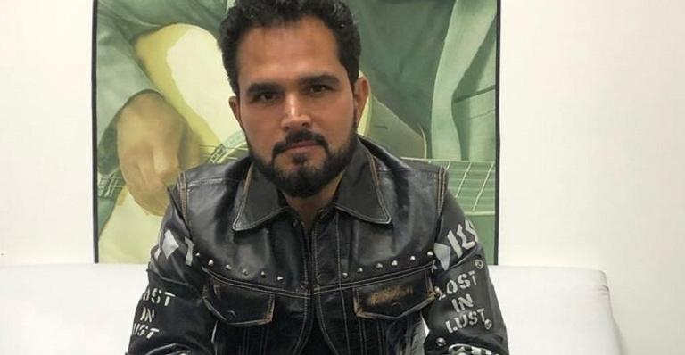 Luciano Camargo posa para selfie de família com esposa e filhas: ”Sinônimo de amor”