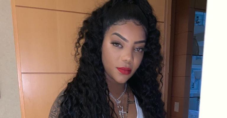 Ludmilla é recebida por multidão de fãs cantando hit de sucesso no aeroporto de Moçambique