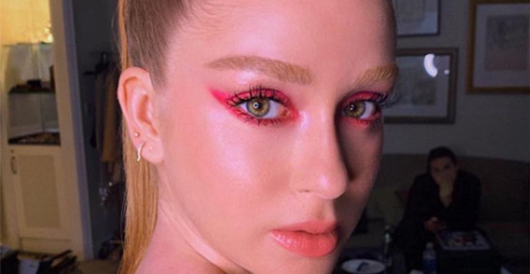 Marina Ruy Barbosa exibe pernões e bolsa de R$ 25 mil