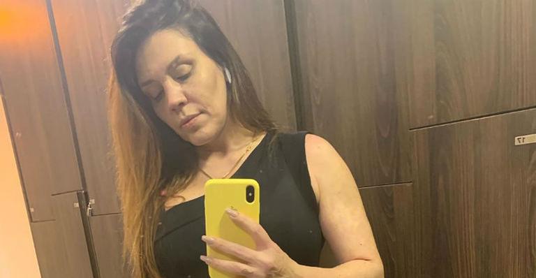 Com 43 anos, Simony exibe o corpão de biquíni e recebe elogios