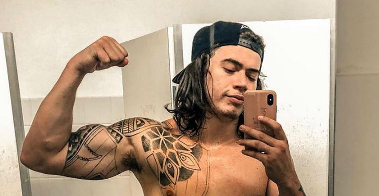 Whindersson Nunes ostenta com salto em cima de jatinho estimado em R$4 milhões