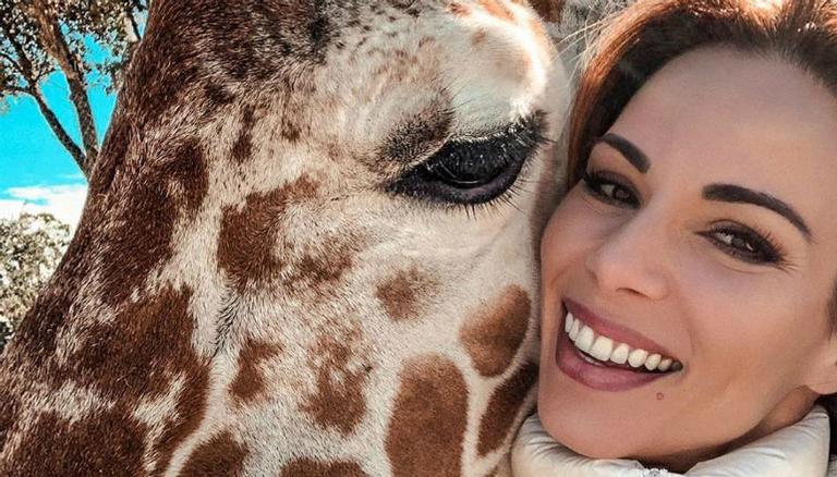 Ana Furtado posa abraçando girafa e se declara para Boninho: ”O seu é melhor”