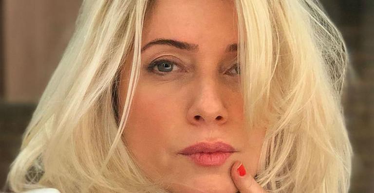 Aos 46 anos, Letícia Spiller sensualiza de biquíni e curvas chamam atenção