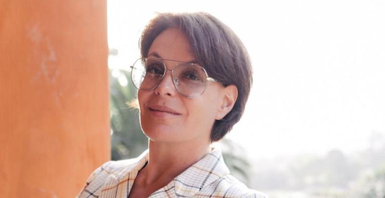 Após voltar de viagem, Carolina Ferraz vai ao dermatologista e brinca: ”Tomei bronca”