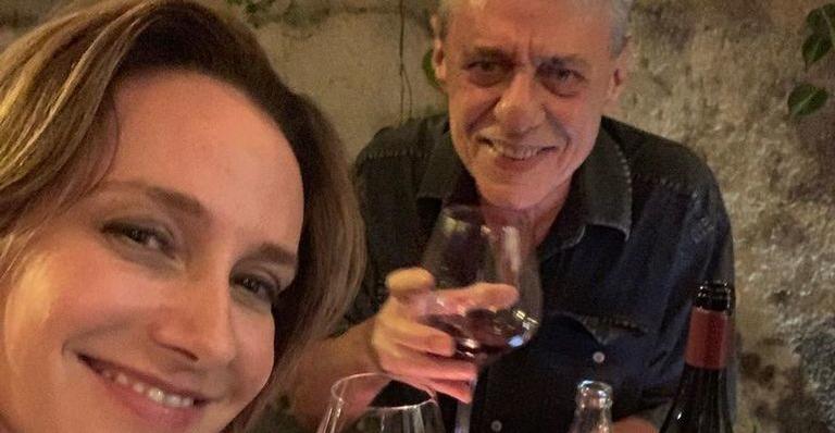 Antes de visitar ex-presidente, Chico Buarque causa na web ao brindar com a namorada: ”Lula Livre”