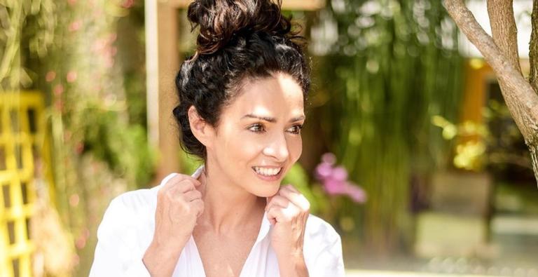 Claudia Ohana esbanja sensualidade em ensaio fotográfico conceitual: ”Linda há décadas”