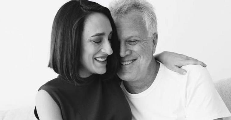 Grávida, esposa de Pedro Bial encanta ao exibir barrigão