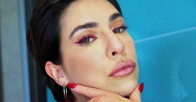 Fernanda Paes Leme posa na cama com vestido vermelho: ”Quero dormir com essa produção”