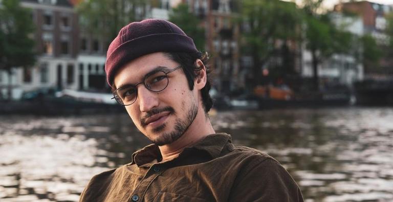 Gabriel Leone é elogiado ao exibir novo visual em clique na Amazônia