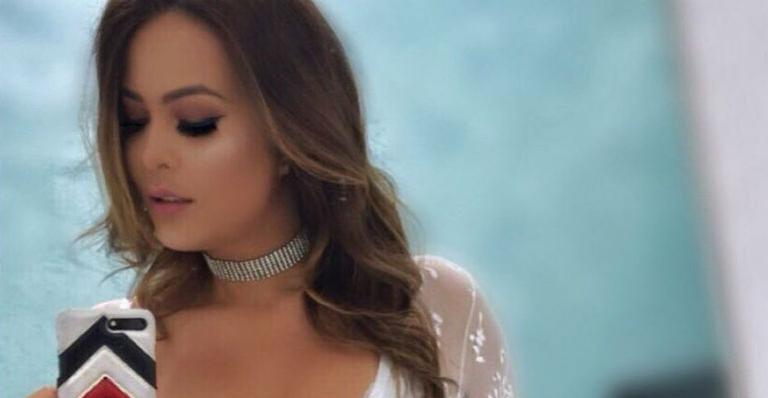 Geisy Arruda esquenta o clima nas redes com foto de lingerie vermelha e detalhe chama atenção