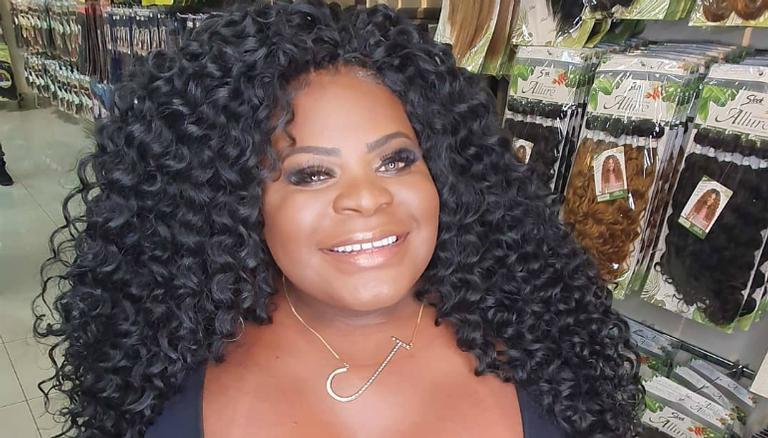 Com novo visual, Jojo Todynho posa toda sorridente e declara: ”Muito apaixonada”