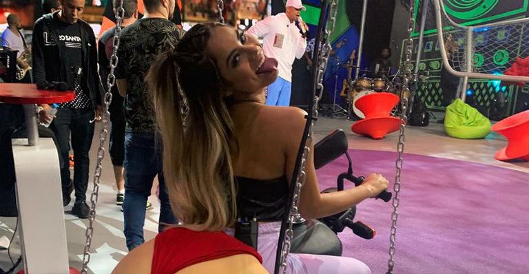 Ao lado de Anitta, Lexa posa com sorriso de orelha e orelha e deixa fãs ansiosos